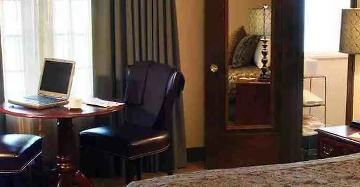 Hotel Baker Saint Charles